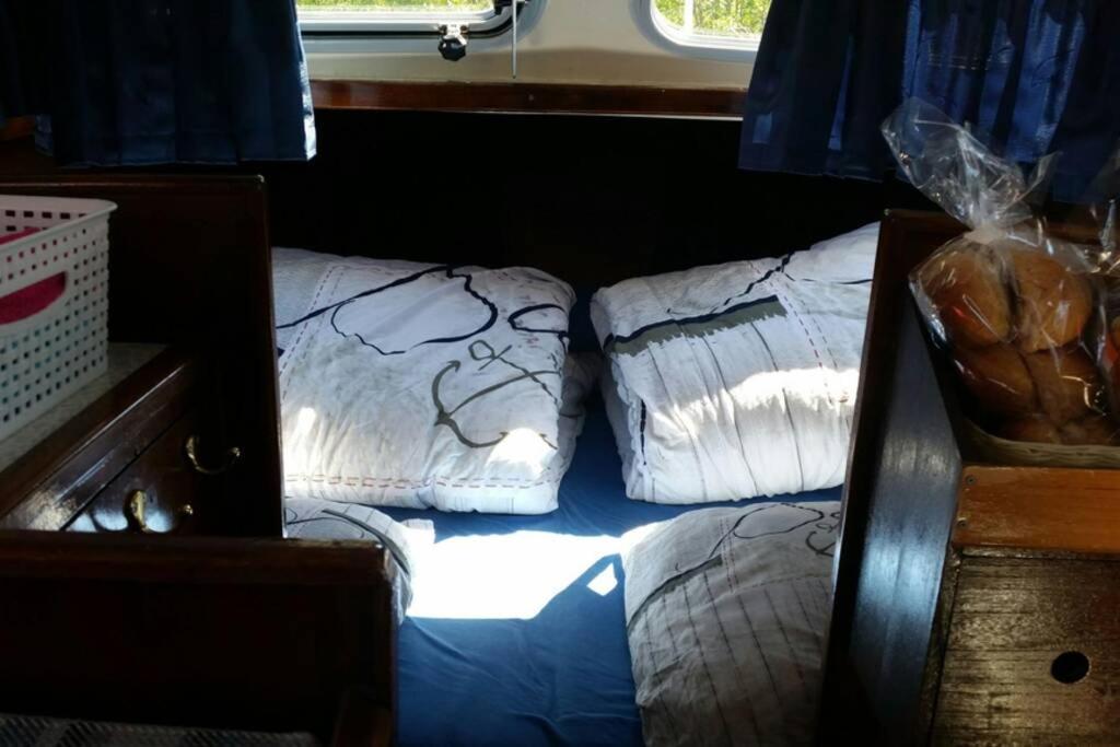 Boat Allemansfreon - Kamperen Op Het Water - Niet Om Mee Te Varen - Read Host Profile-Lees Hostprofiel Jutrijp Exterior photo