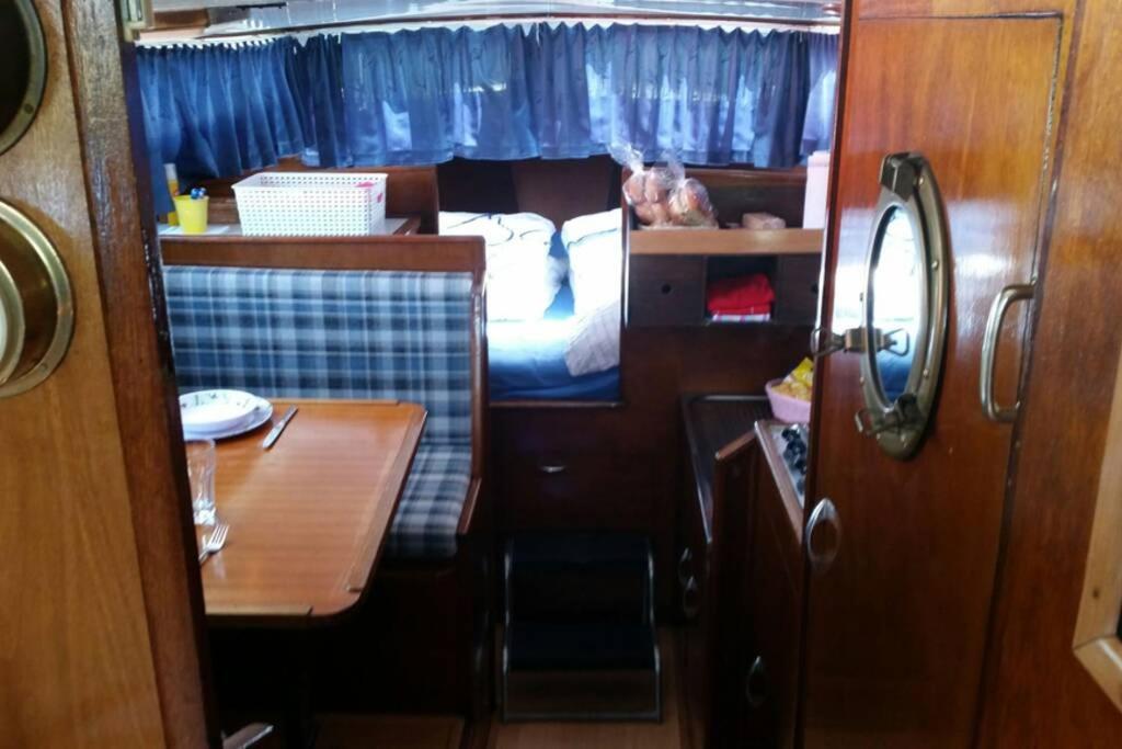 Boat Allemansfreon - Kamperen Op Het Water - Niet Om Mee Te Varen - Read Host Profile-Lees Hostprofiel Jutrijp Exterior photo