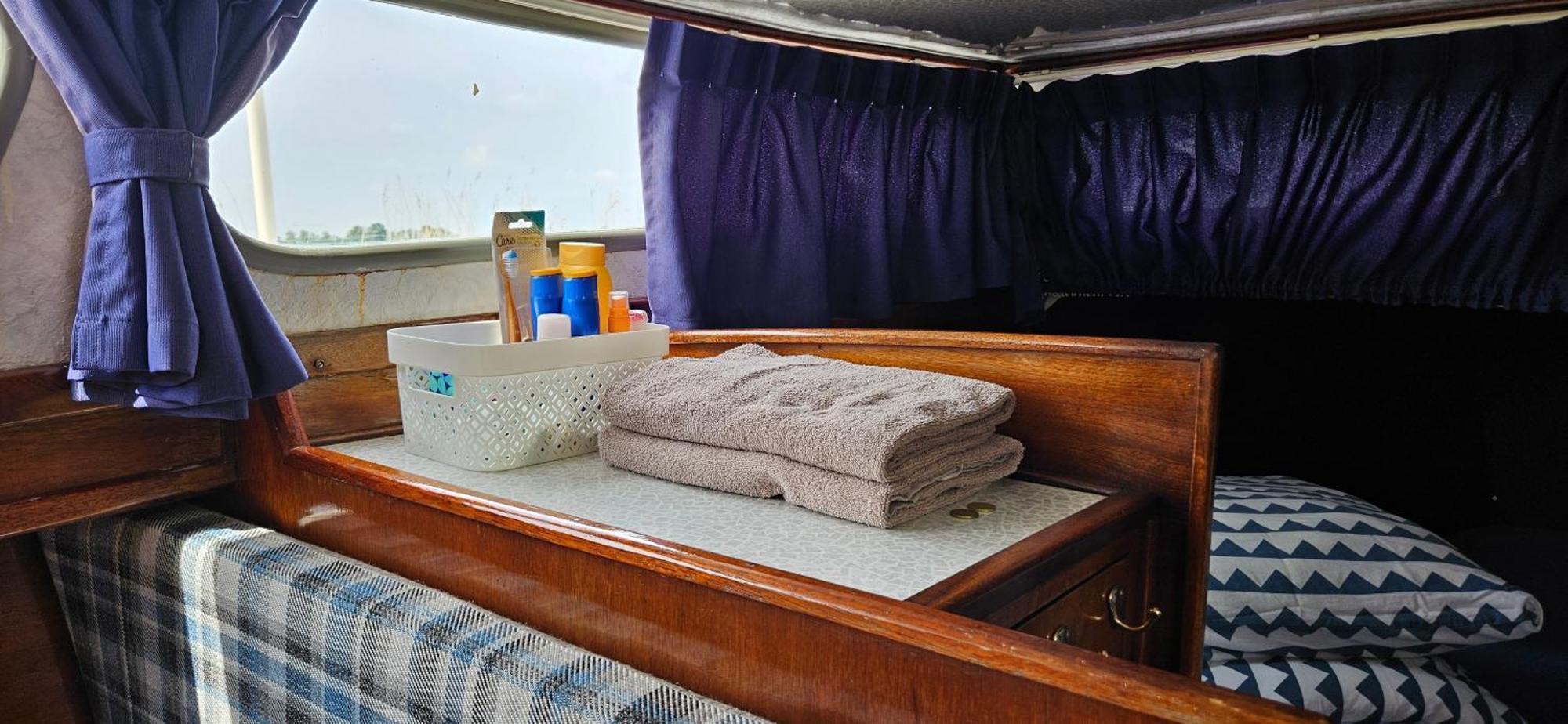 Boat Allemansfreon - Kamperen Op Het Water - Niet Om Mee Te Varen - Read Host Profile-Lees Hostprofiel Jutrijp Exterior photo